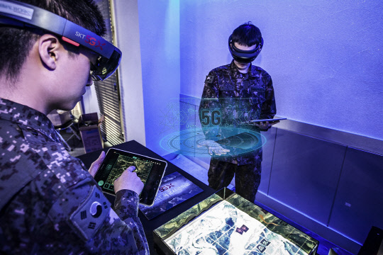 SK텔레콤과 육군사관학교가 15일 '5G 기반 스마트 육군사관학교 구축'을 위한 업무협약을 체결했다. 사진은 육사 생도가 VR 기반 정밀사격훈련 시뮬레이터로 전시 상황 사격훈련을 받는 모습.  SKT 제공